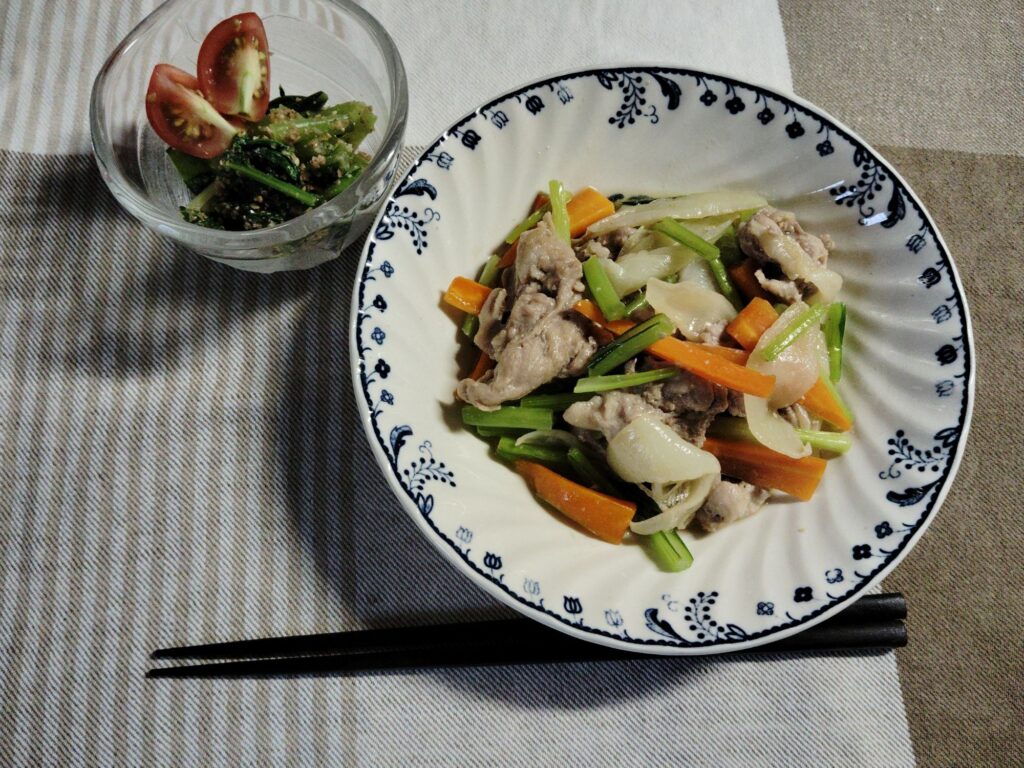 豚肉と野菜炒め、小松菜のごま和え、ミニトマト。