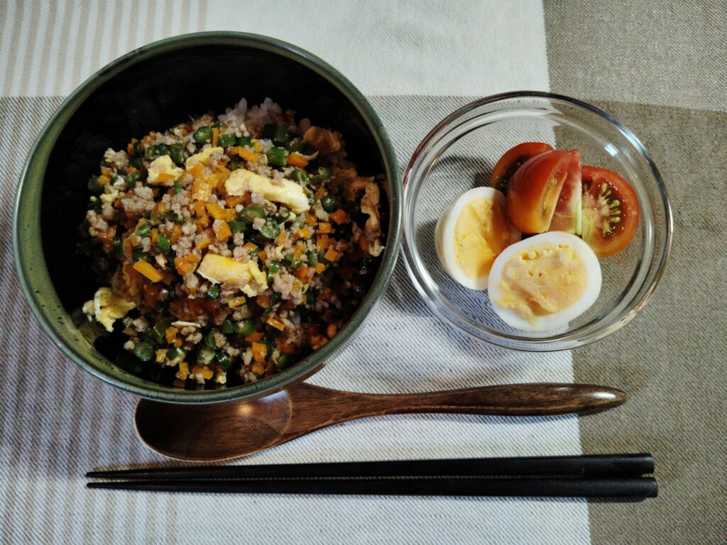 そぼろ丼、ゆで卵、ミニトマト。