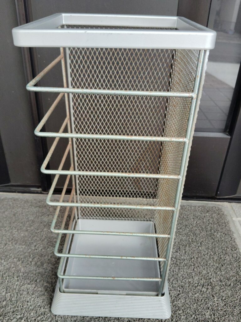 錆びている傘立て。