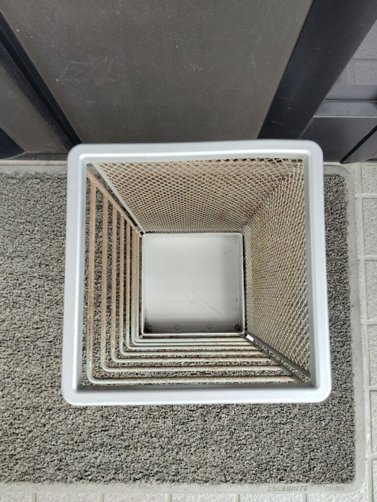 錆びている傘立て。上から見たところ。