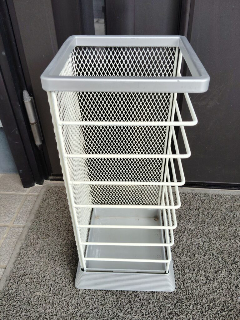 白いペンキを塗った傘立て。
