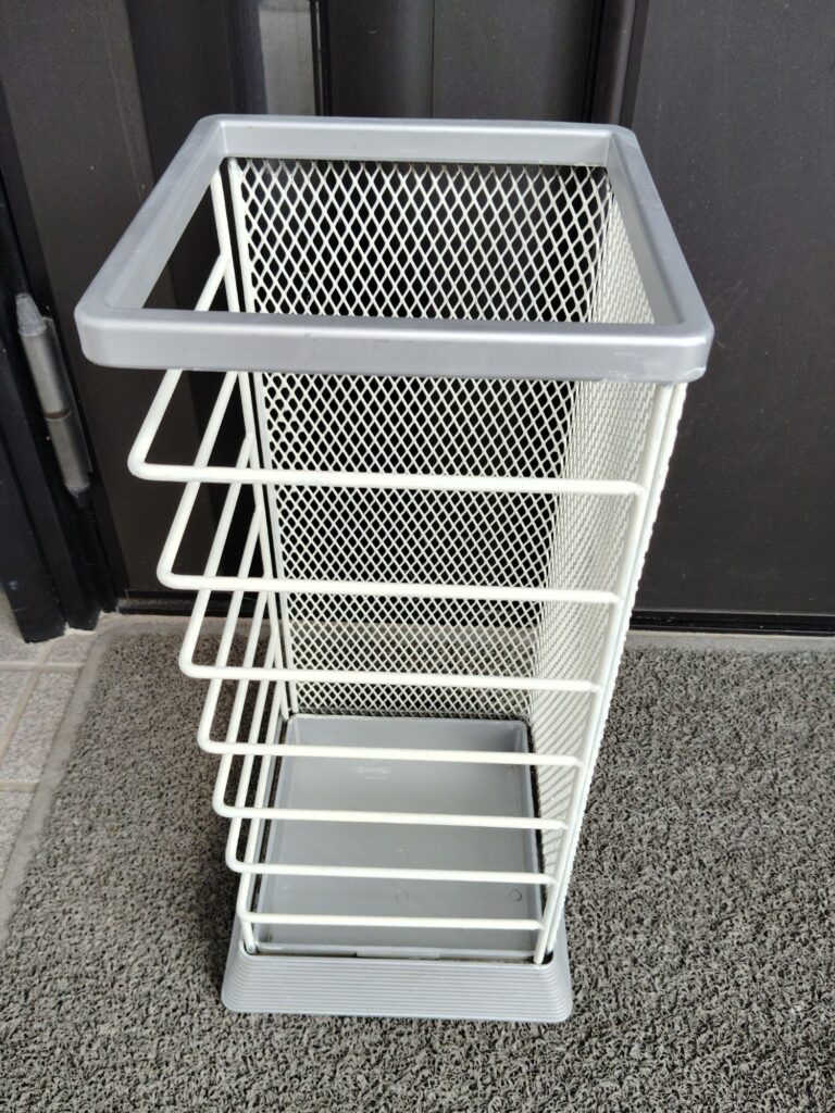 白いペンキを塗った傘立て。