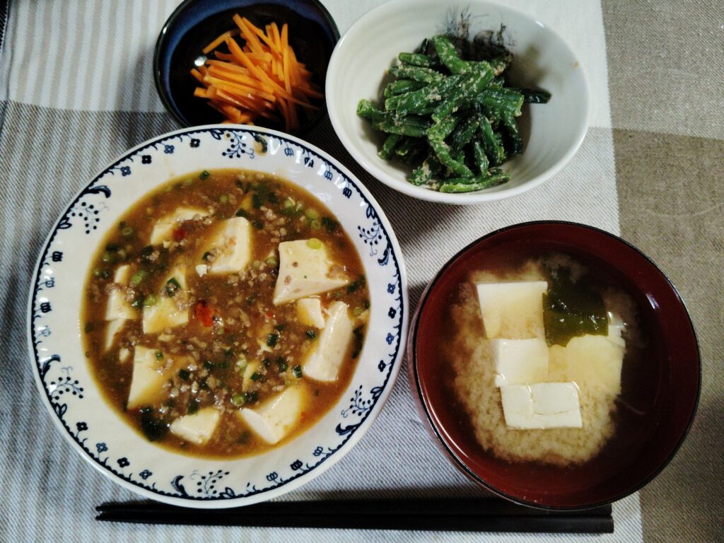 麻婆豆腐、とうふとワカメのみそ汁、にんじんの甘酢和え、いんげんのごま和え。