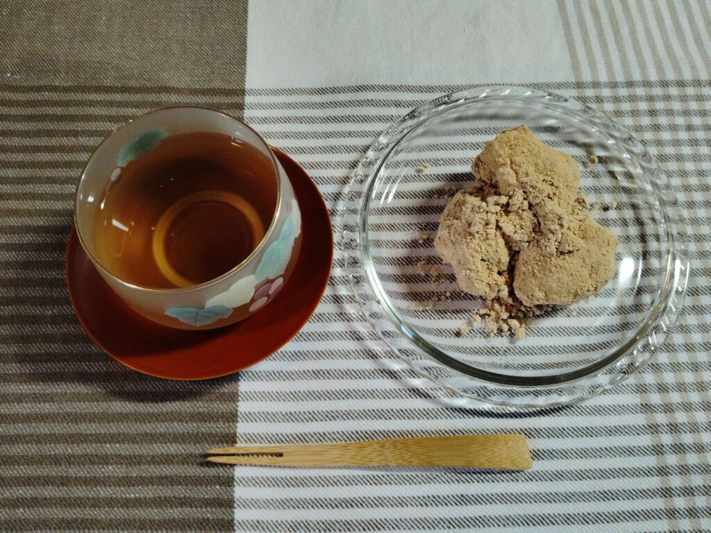 豆腐きな粉餅とお茶。