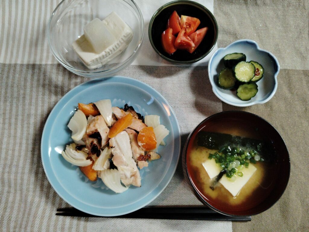 鶏むね肉の塩麹焼き、玉ねぎ、にんじん。豆腐ワカメねぎのみそ汁。冷奴、冷凍大根おろし。きゅうり漬け。トマト。