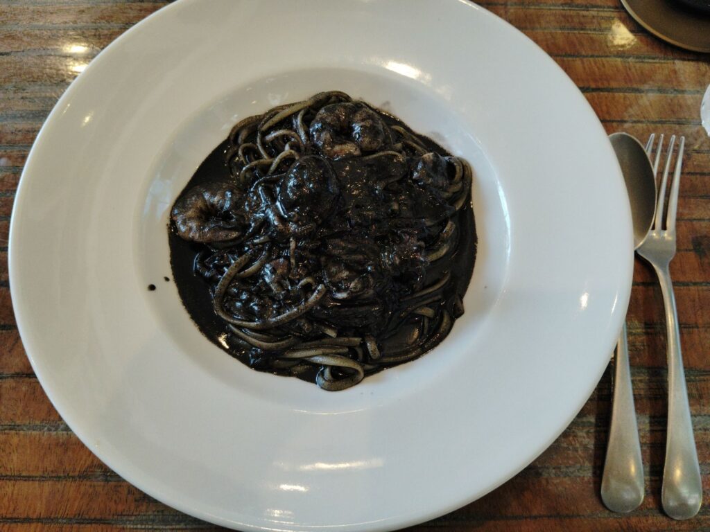 イカとエビのイカ墨パスタ。