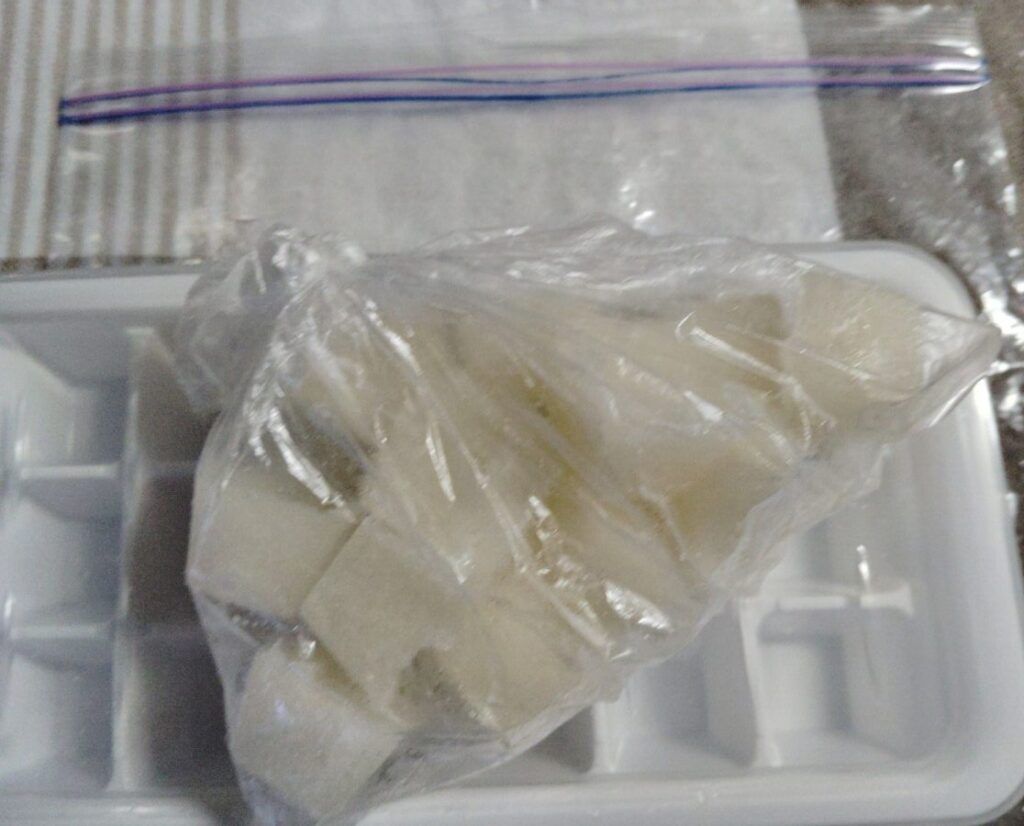 製氷皿で凍らせた大根おろし。