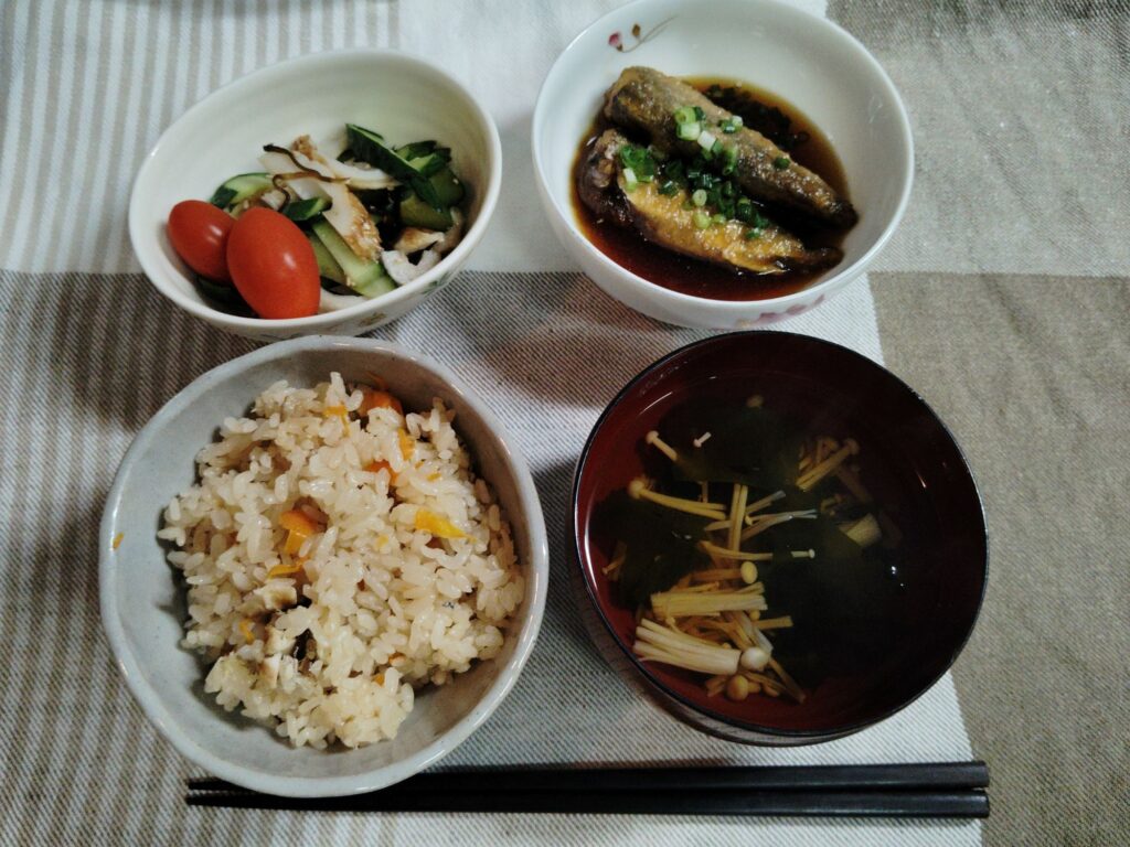 炊き込みご飯、えのきとわかめのすまし汁、アジ甘酢あんかけ、きゅうりとちくわ和え、トマト。