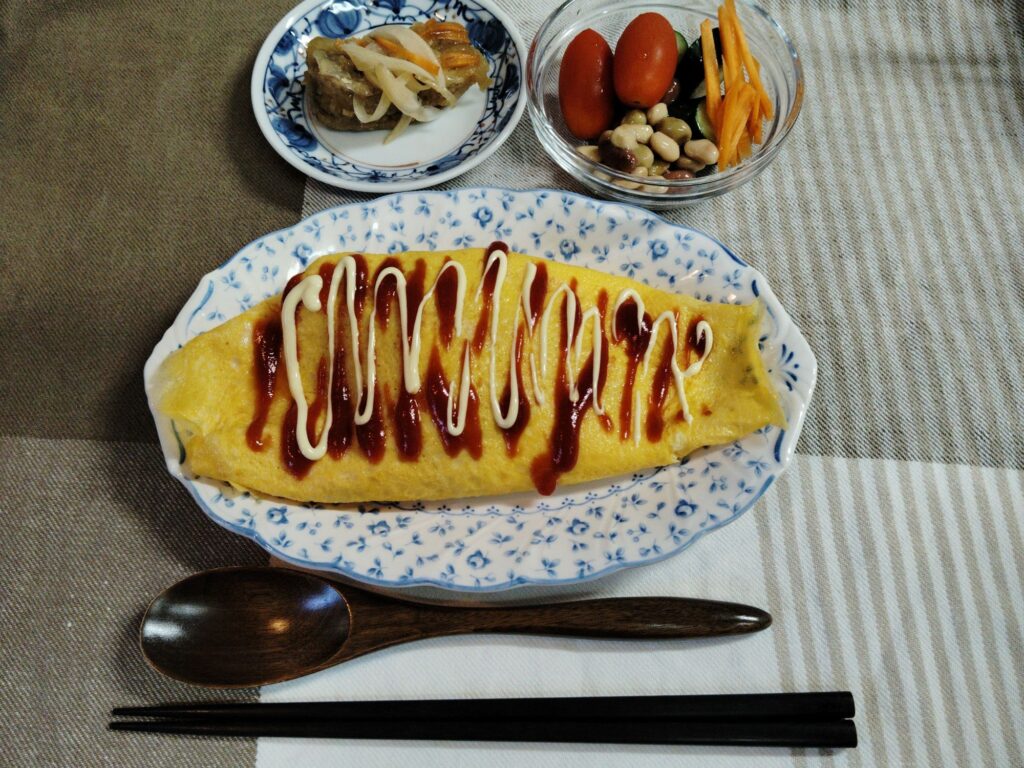 玉ねぎとひき肉のオムレツ、アジの甘酢あんかけ、サラダ豆、人参、きゅうり、トマト。