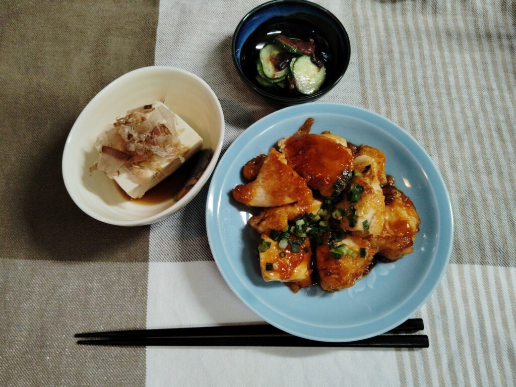 鶏むね肉のヤンニョムチキン、冷奴、きゅうりの梅酢和え。