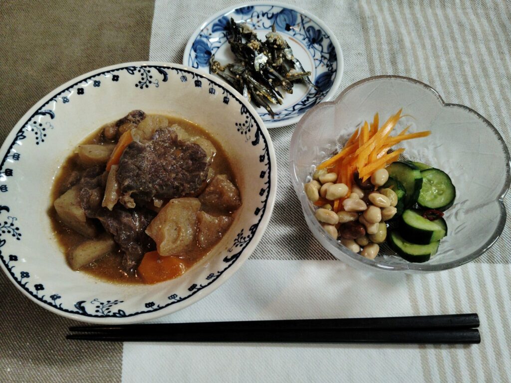 牛肉の土手煮、煮干しの甘辛煮、サラダ豆、人参甘酢あえ、きゅうり漬け。