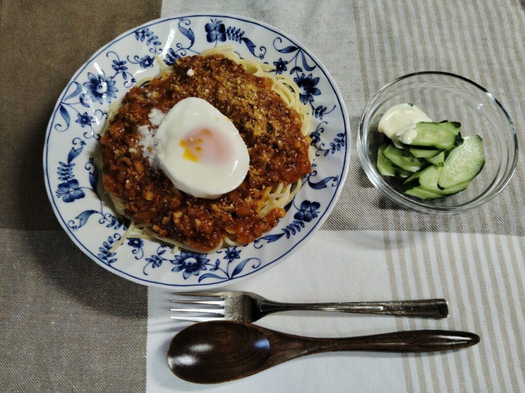 ミートソースパスタ、きゅうりスライス・わさびマヨ。