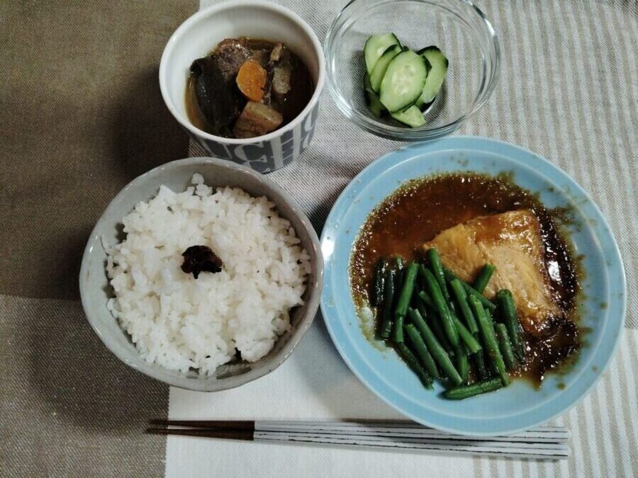 赤魚のみそ煮、いんげん、牛肉とこんにゃくのみそ煮、きゅうり、梅干し、ごはん。