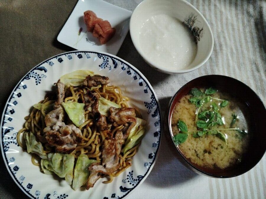 焼きそば。明太子。とろろ。豆苗入りみそ汁。