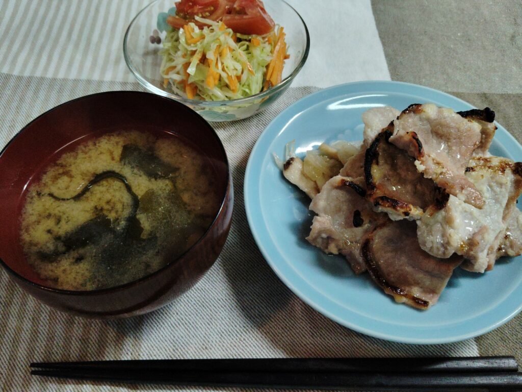 豚肉塩麴焼き、キャベツと人参のサラダ、トマト、ワカメのみそ汁。