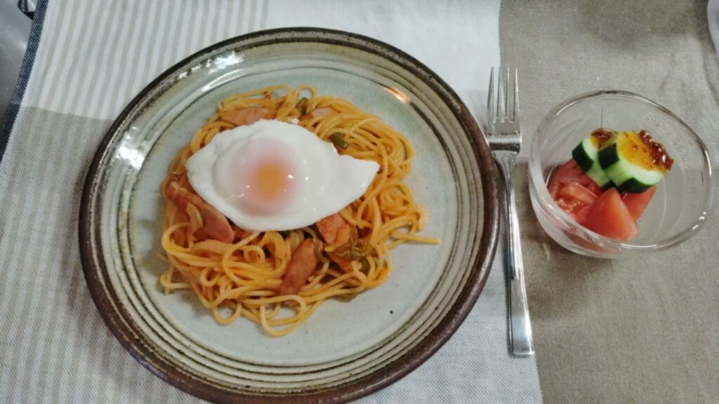スパゲッティナポリタン、目玉焼き、きゅうり、トマト。