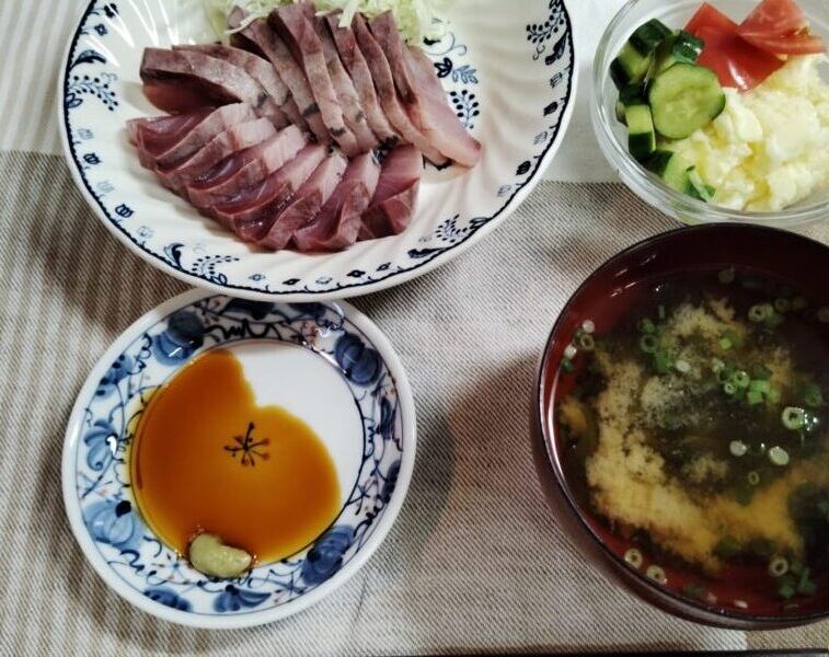 はまちのお刺身、千切りキャベツ、ポテトサラダ、きゅうり漬け、トマト、ワカメのみそ汁。