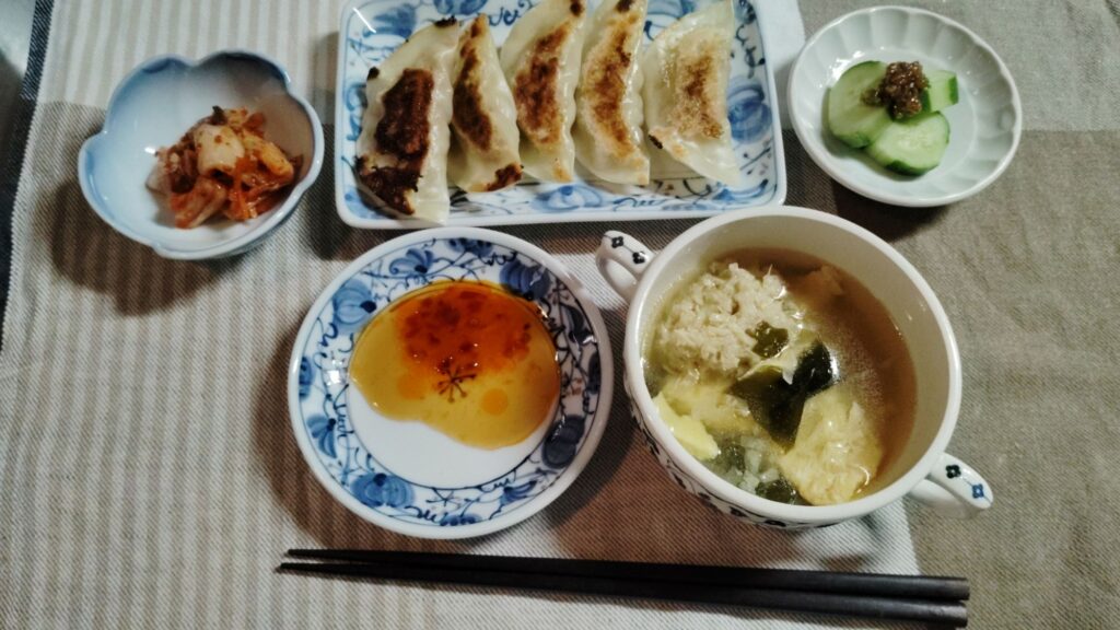 餃子・ポン酢とラー油、コンソメスープ(ぎょうざの具、たまご、わかめ)、キムチ、きゅうり・もろみ。
