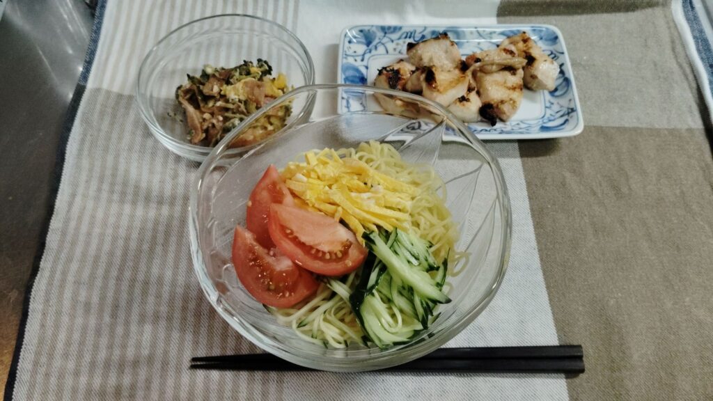 冷やし中華、鶏むね肉塩麹焼き、ハムとゴーヤの炒め物。