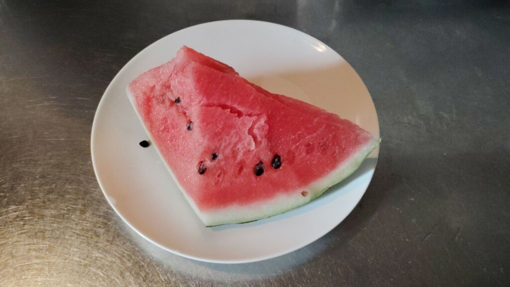 一人前にカットされたスイカ。