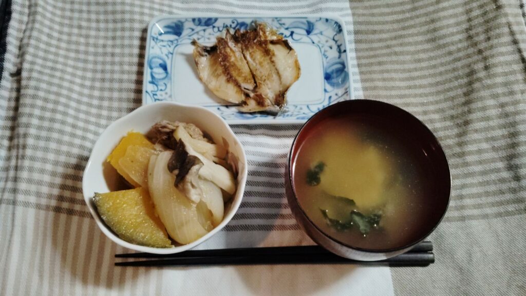 アジの開き、かぼちゃの煮物、ワカメのみそ汁。