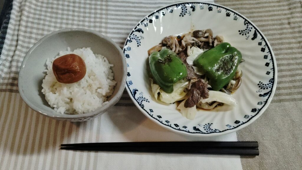 牛肉、ピーマン、キャベツ炒め、焼き肉のタレ、ごはん、はちみつ梅。