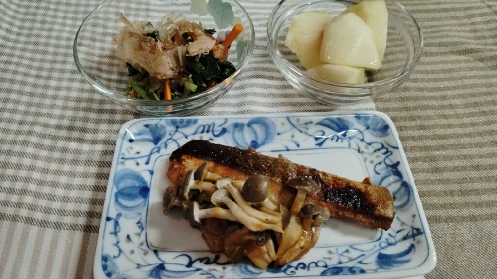 鮭のみそ焼き、しめじ、モロヘイヤ・人参の和え物、桃。