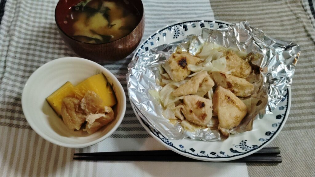 鶏むね肉の塩麹焼き、キャベツ、こぼちゃとあげの煮物、ワカメのみそ汁。