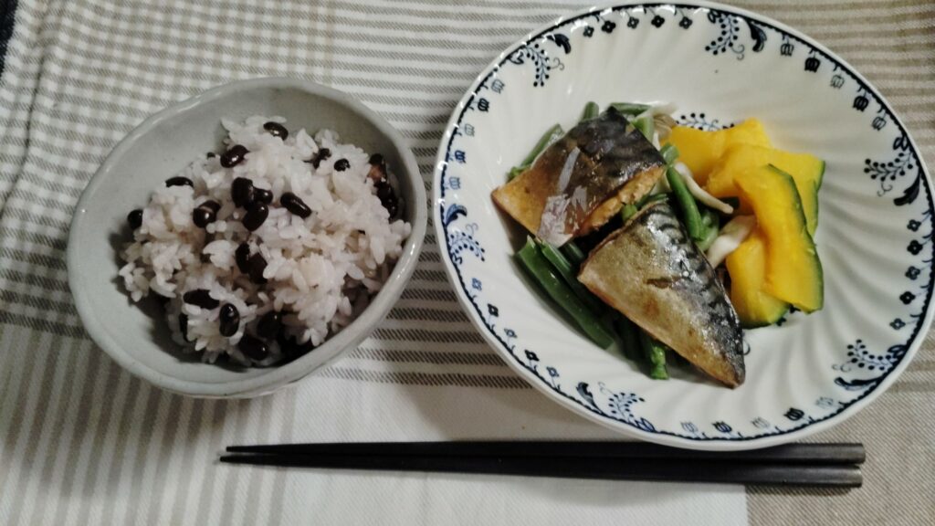 赤飯、さばの煮つけ、かぼちゃ、いんげん、しめじ。