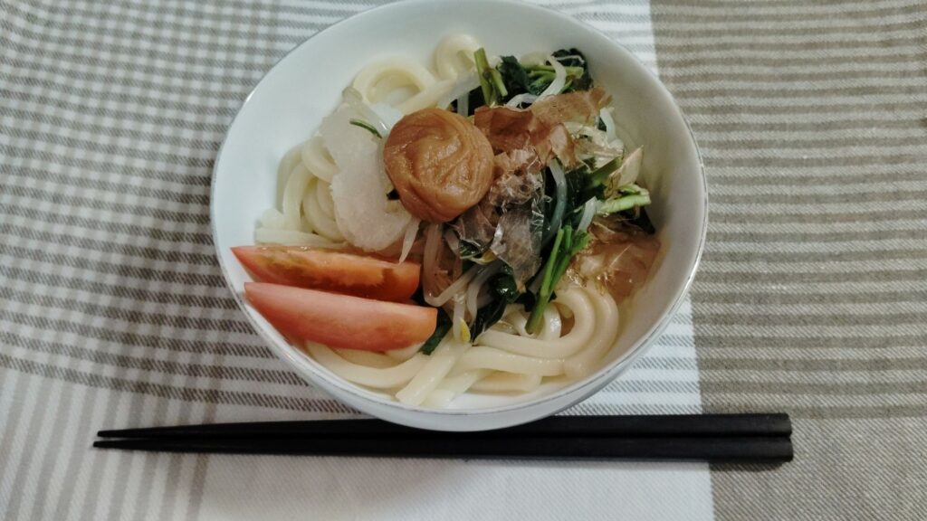 冷やしうどん、大根おろし、はちみつ梅、トマト、モロヘイヤ・もやしの和え物。