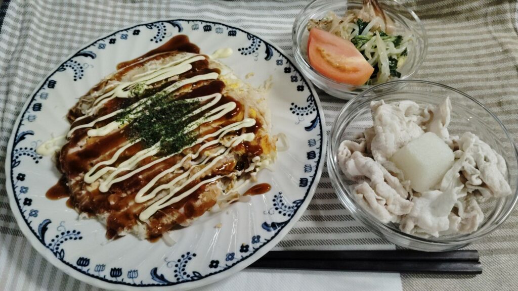 お好み焼き風、豚しゃぶ、大根おろし、モロヘイヤ・もやしの和え物、トマト。
