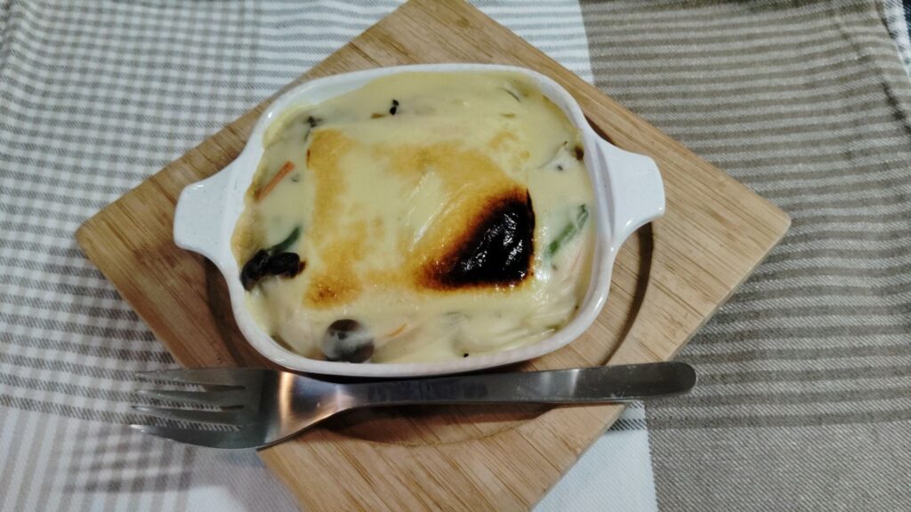 カレードリア(ホワイトソース、玉ねぎ、にんじん、いんげん、とろけるチーズ)