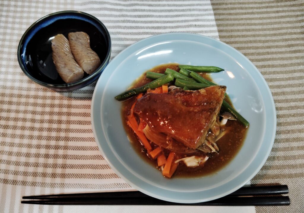 赤魚の煮つけ、しめじ、玉ねぎ、人参、いんげん、こんにゃくの煮物。