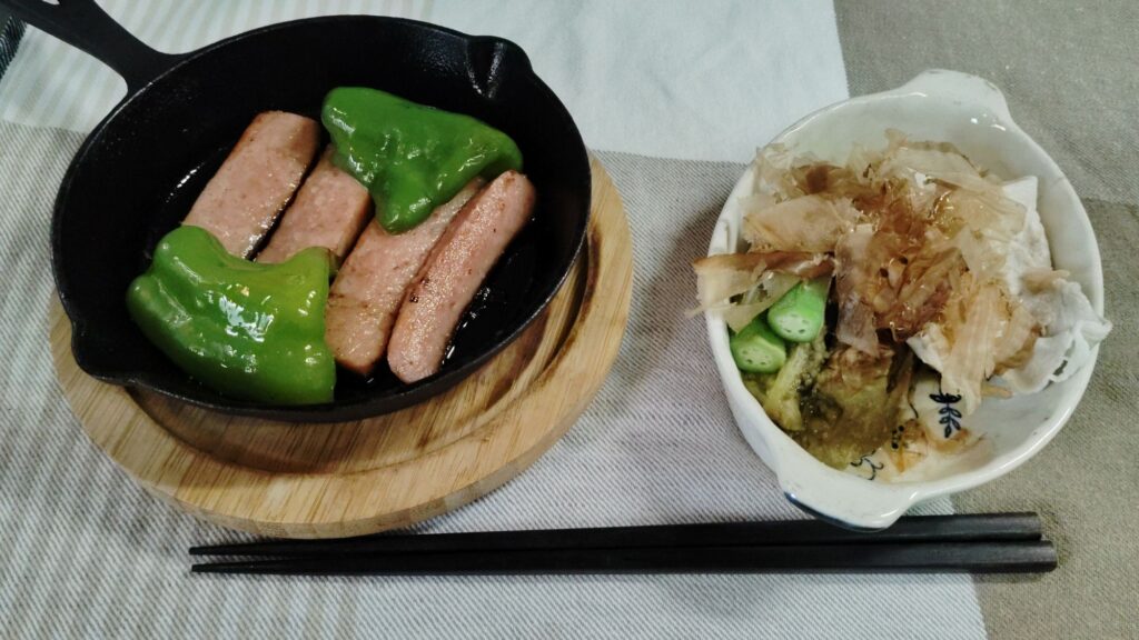 ハムとピーマンの炒め物、焼きナス、茹でた豚肉・オクラ、かつおぶし。