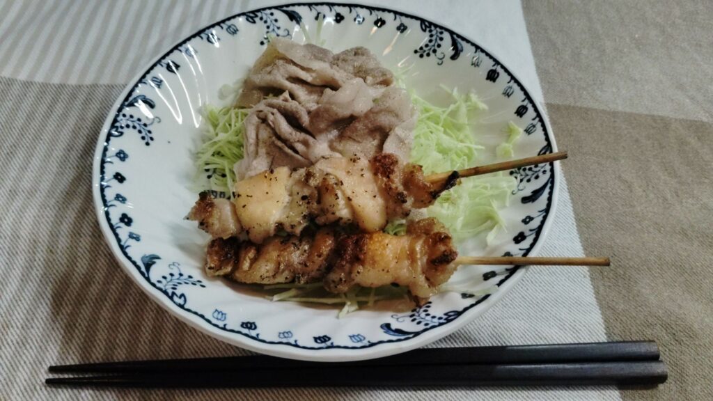 焼き鳥、千切りキャベツ、豚肉いため。
