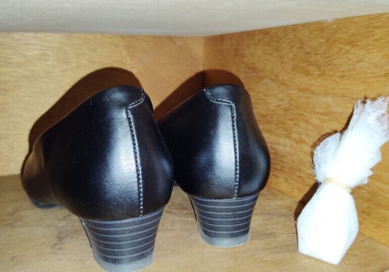 下駄箱の中にくつと重曹で作ったポプリ。