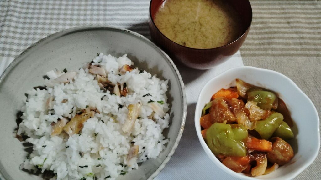 鯵の干物と高菜のまぜご飯。肉団子の酢豚風。わかめのみそ汁。