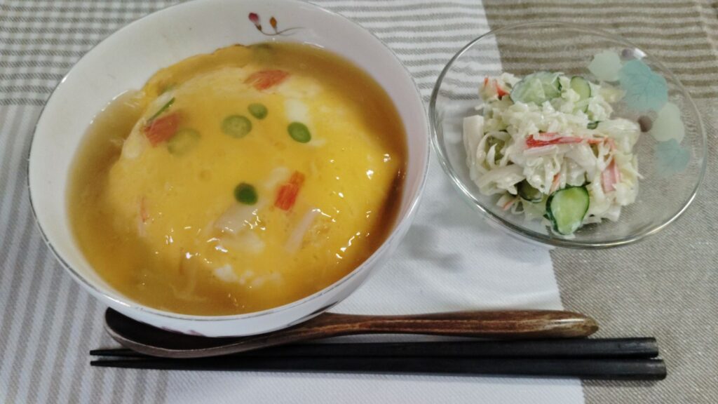天津飯。カニカマサラダ。