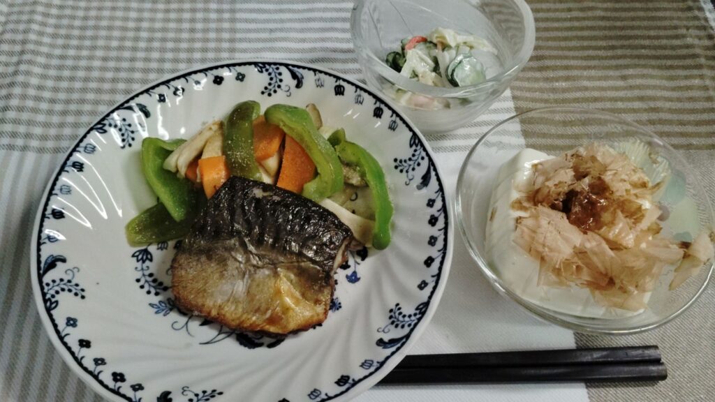 焼き鯖、ピーマン・人参・エリンギ炒め。カニカマサラダ。冷奴。