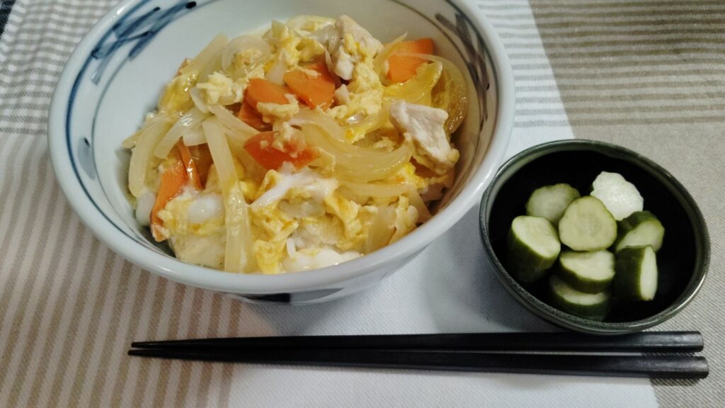 親子丼。きゅうりのぬか漬け。