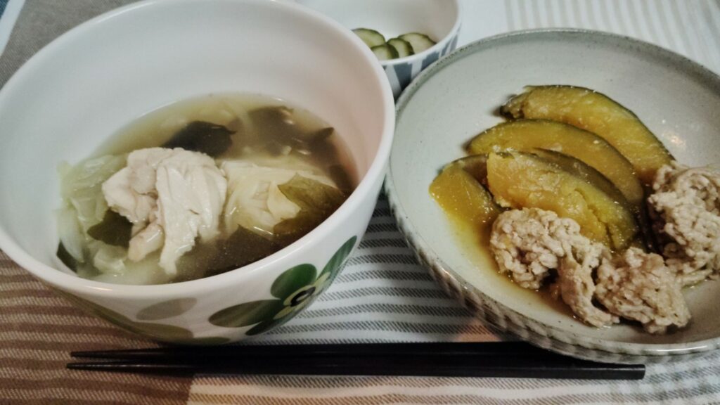 かぼちゃとひき肉の煮物。鶏肉・キャベツ・玉ねぎ・わかめのコンソメスー(鶏肉チャーシュー入り)。