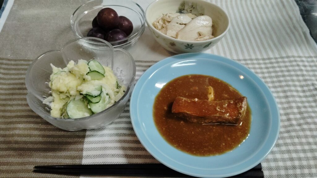 赤魚の煮つけ。ポテトサラダ。鶏肉チャーシュー。ぶどう。