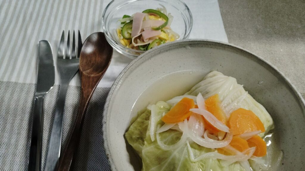 ロールキャベツ。もやしの中華サラダ。