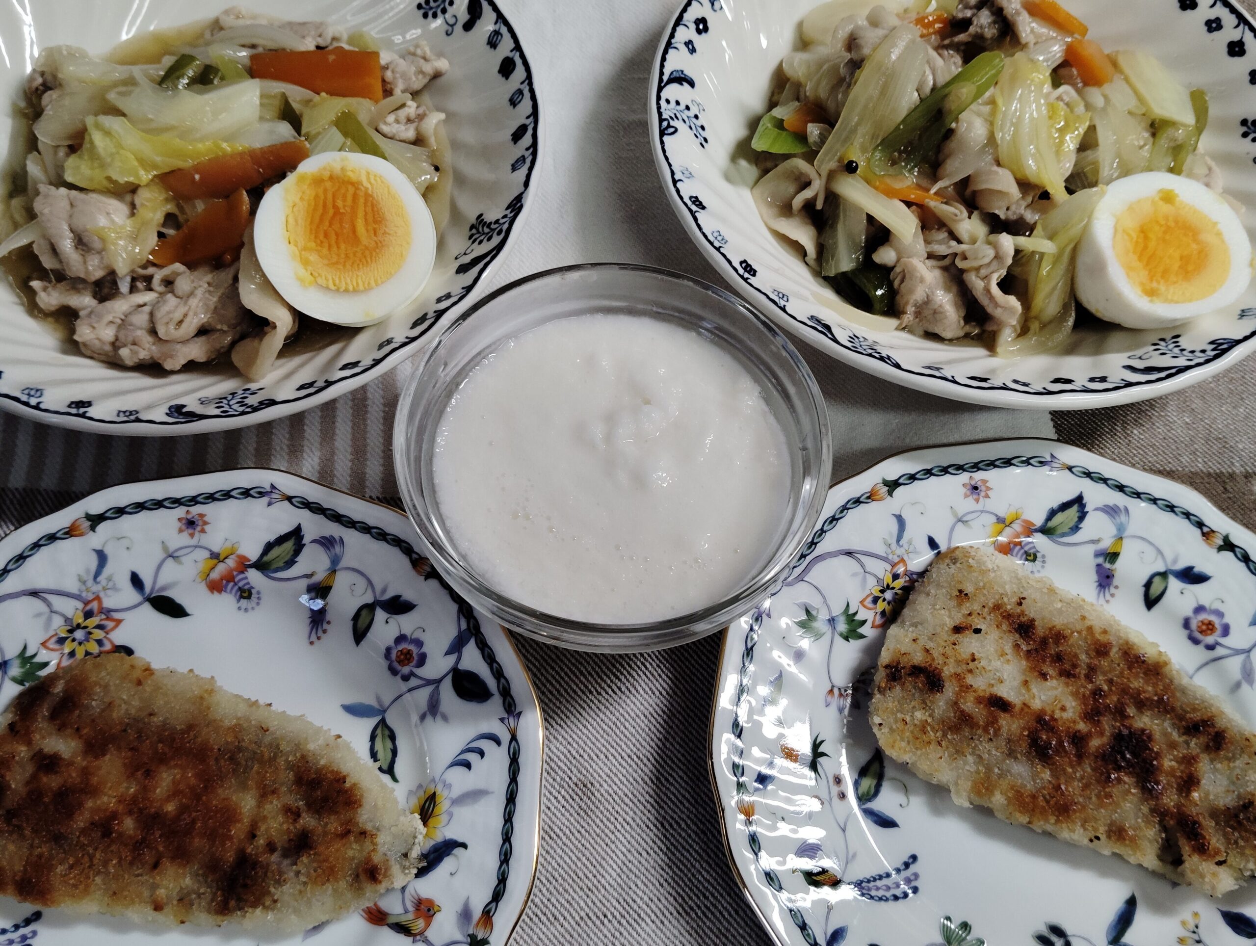 わが家の晩ごはん。白菜と豚肉のとろみ炒め。とろろ。市販のアジフライ。