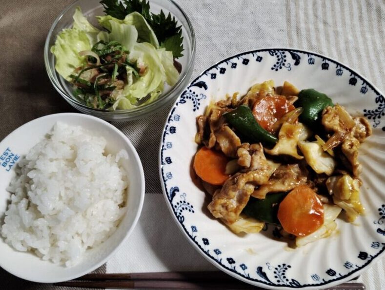 回鍋肉。レタス、大場、みょうがのサラダ。