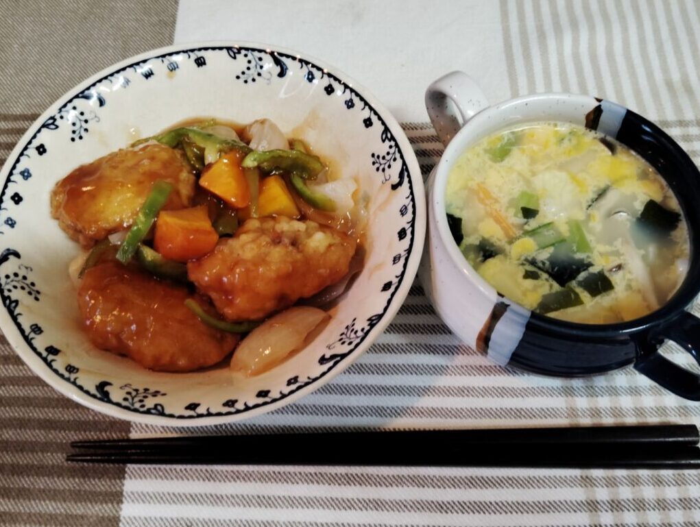 酢鶏。たまご・小松菜・しめじのスープ。