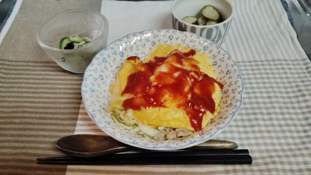 オムレツ。きゅうりとわかめの酢の物。きゅうりのぬか漬け。