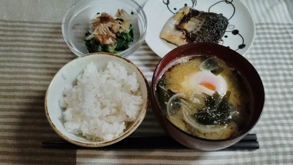 ごはん。さばの塩焼き。たまご・玉ねぎ・わかめのみそ汁。モロヘイヤのおひたし。
