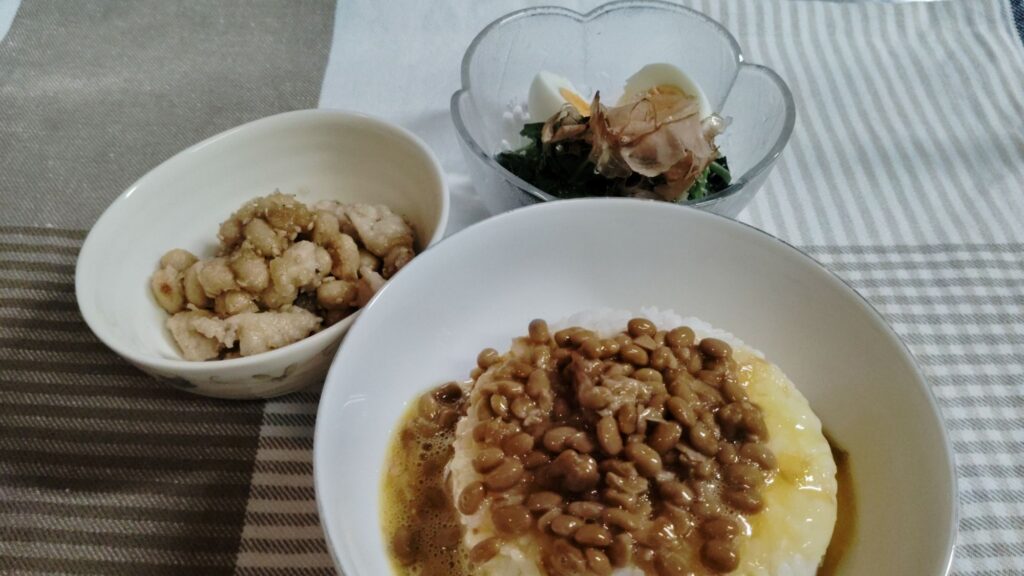 納豆ご飯。水煮大豆の甘辛炒め(鶏肉)モロヘイヤのおひたし。ゆで卵。