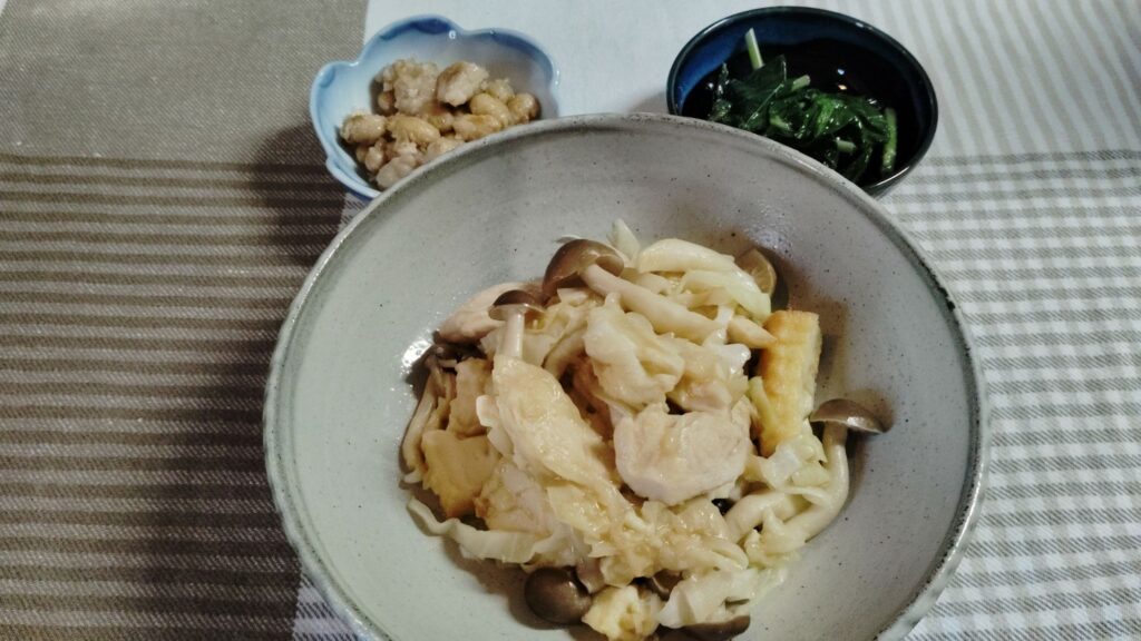 鶏肉とキャベツのみそ炒め。水煮大豆の甘辛揚げ。モロヘイヤのおひたし。